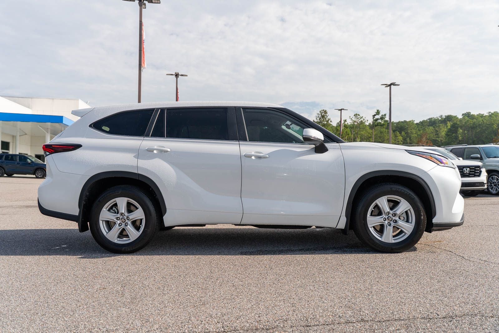 2024 Toyota Highlander LE