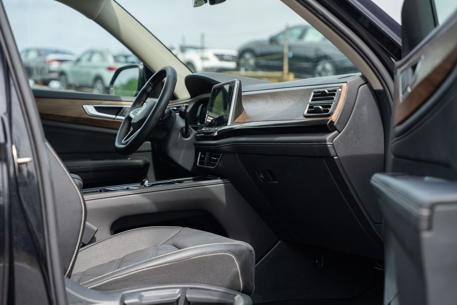 2025 Volkswagen Atlas 2.0T SE w/Technology