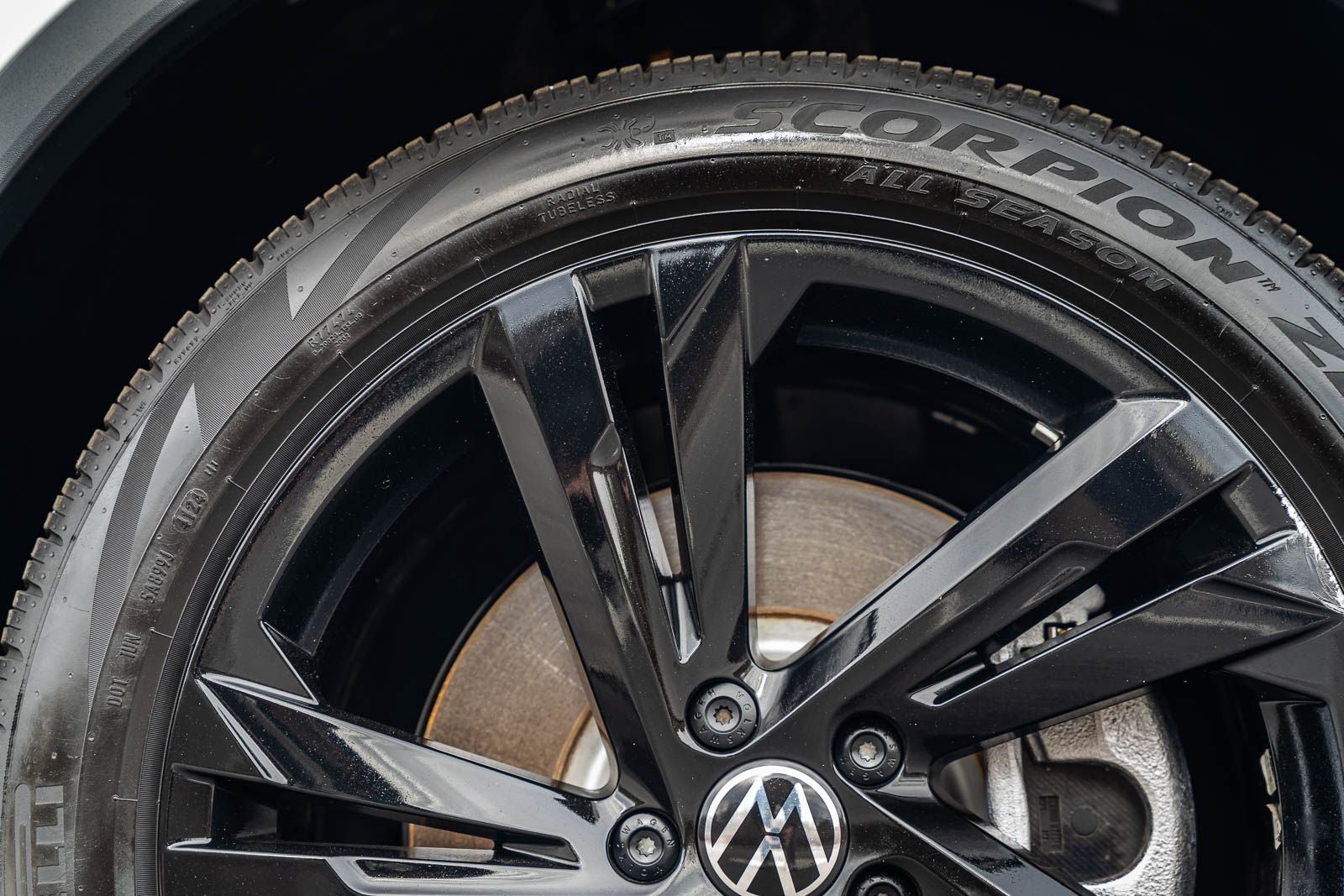 2024 Volkswagen Tiguan 2.0T SE R-Line Black