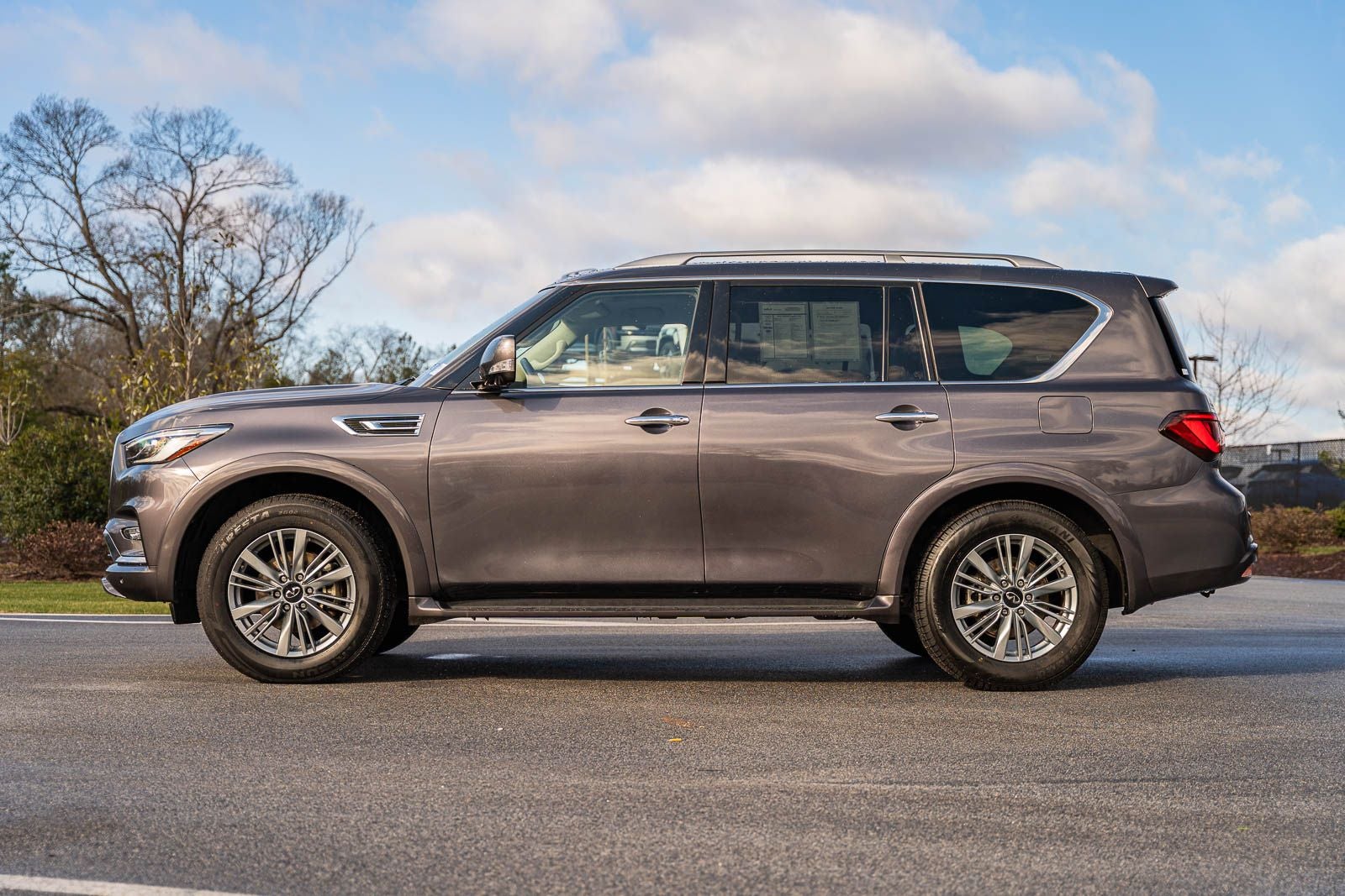 2023 INFINITI QX80 LUXE