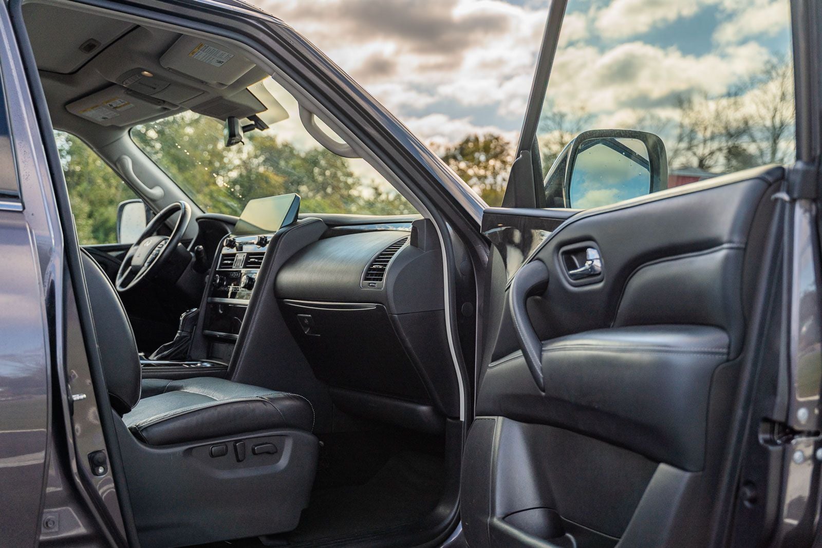 2023 INFINITI QX80 LUXE