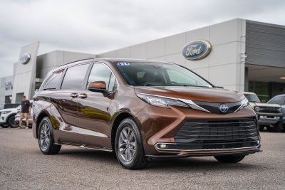 2022 Toyota Sienna XLE 8 Passenger