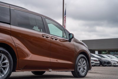 2022 Toyota Sienna XLE 8 Passenger