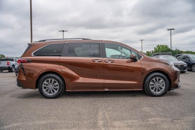 2022 Toyota Sienna XLE 8 Passenger